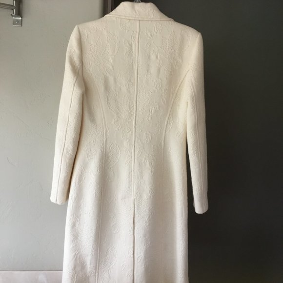 Elegant Italian Coat with Soft Broidery Pattern - Picture 3 of 11